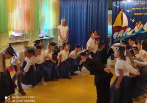 Dzieci tańczą poloneza.